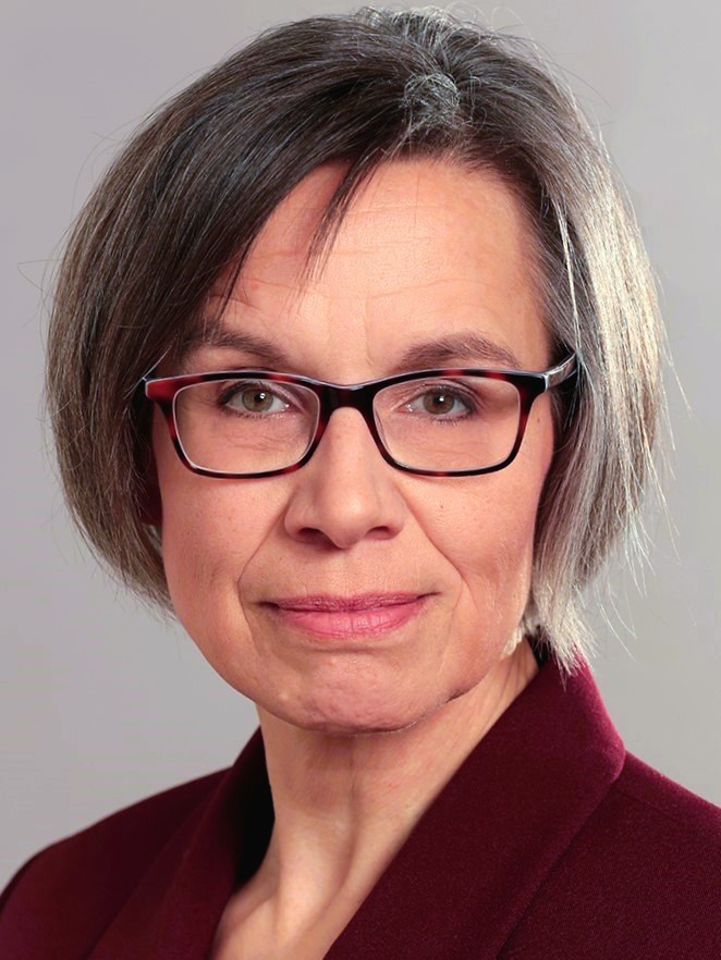Brigitte Hövel. Frau mit grauem Haar, Brille und offenem, freundlichen Gesicht bietet professionelle lösungsfokussierte Beratung.